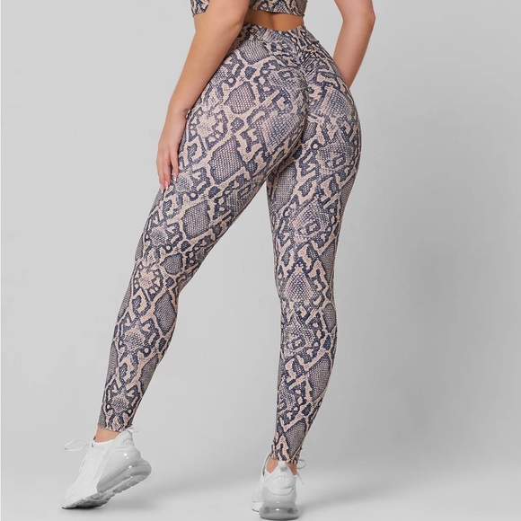 Lici fit PHYTON V-CUT SCRUNCH LEGGING - Picture 1 of 5